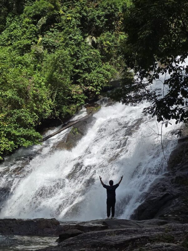 Phuket Full-Day Adventure: Kayaking, Waterfalls & Hot Springs - Guides, Group Feel, and the Pace of the Day