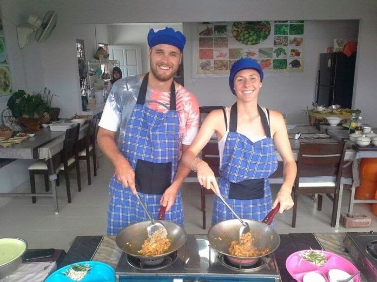 Phuket: Half Day Easy Thai Cooking Class & Local Market Tour - Experience
