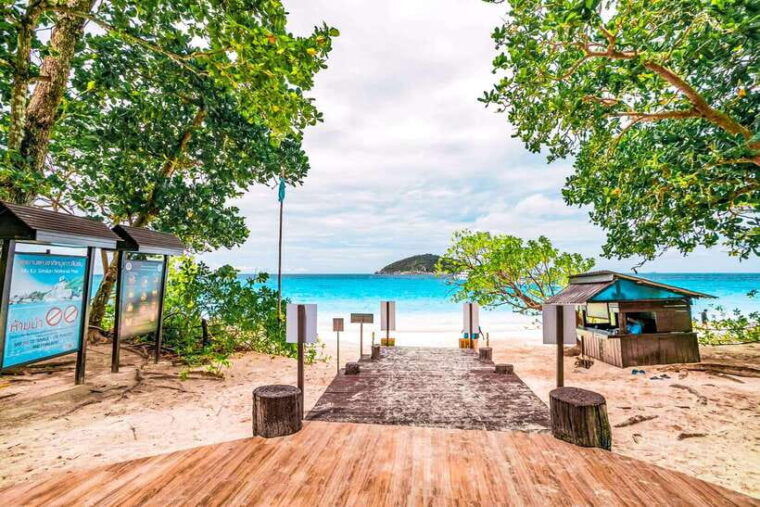 Phuket/Khao Lak: Similan Islands Speedboat Tour With Lunch - Dining and Refreshments