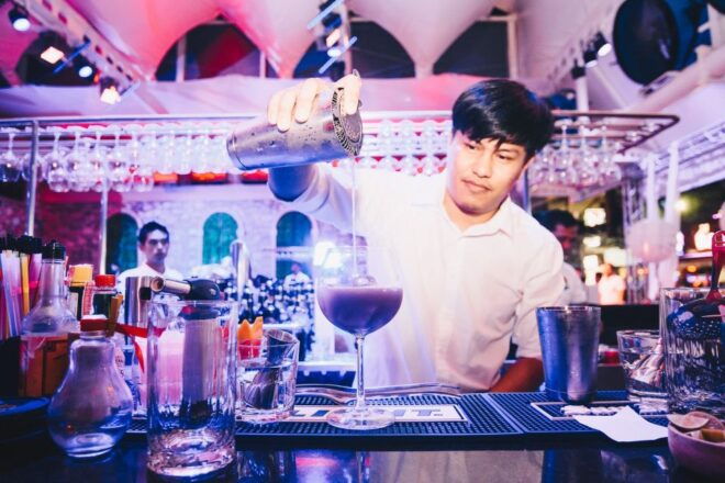 Phuket: Pub Crawl Tour - Selecting Participants and Date