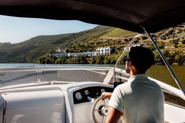 Pinhão: Boat Cruise at Sunset With Sparkling Wine - Boat Amenities and Crew