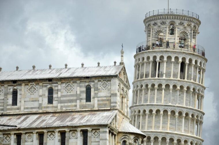Pisa Leaning Tower Tour: Outside Guide & Museum Access - Guided Briefing on the Leaning Tower
