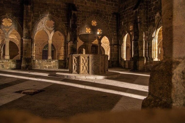 Plasencia: Cathedral Visit and City Highlights Guided Tour - Discovering the Palace of the Two Towers