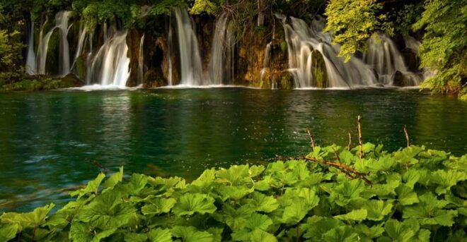 Plitvice Lakes Day Tour From Zagreb - Exploring the Lakes