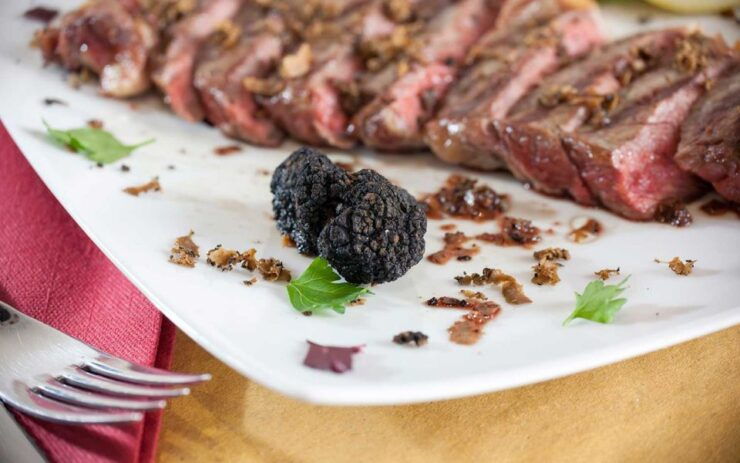 Poggibonsi: Fiorentina Steak Lunch and Wine Tasting - Indulge in Reserve Wine Tasting