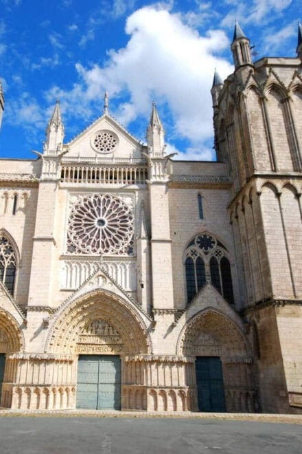 Poitiers: Eleanor of Aquitaine Walking Tour - Tour Experience