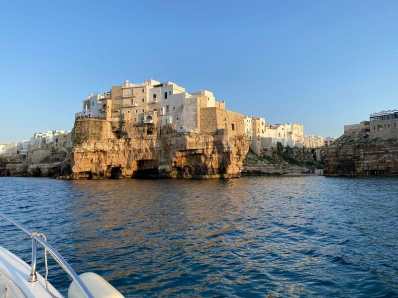 Polignano a Mare:tour Privato in barca tra grotte e aperitiv - Good To Know