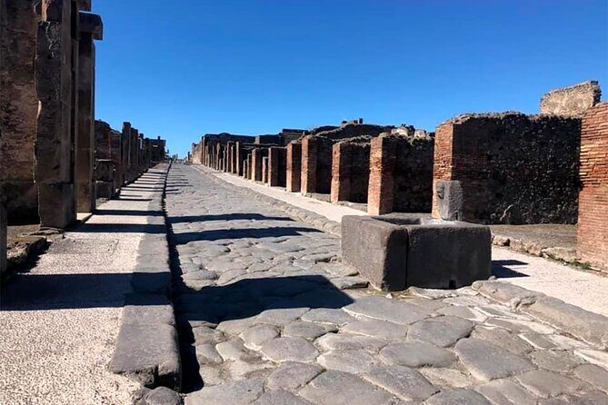 Pompeii small group tour with skip-the-line entrance included - The Group Size & Atmosphere