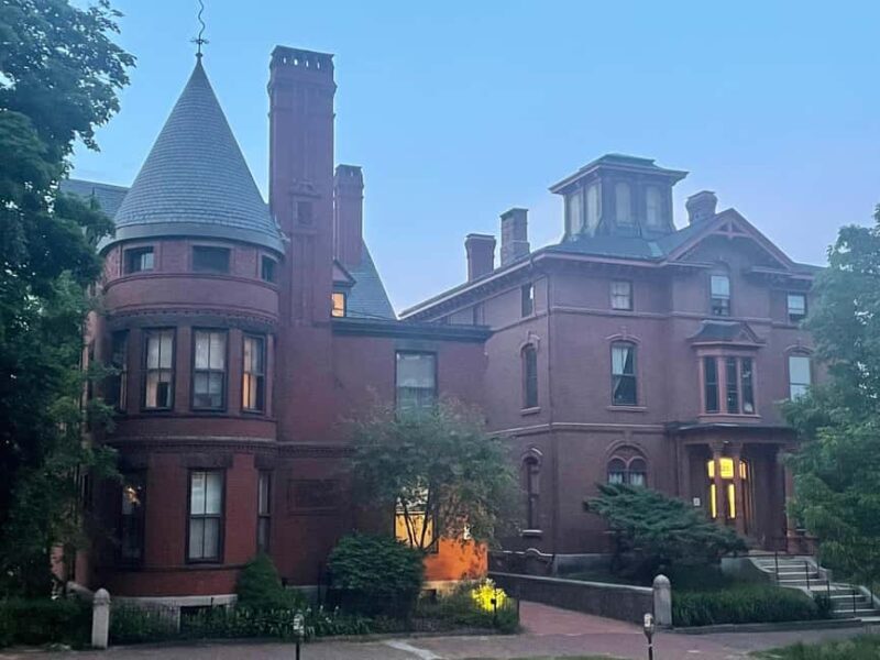 Portland: Ghost Walk - Starting at Monument Square: The Haunted Landmark