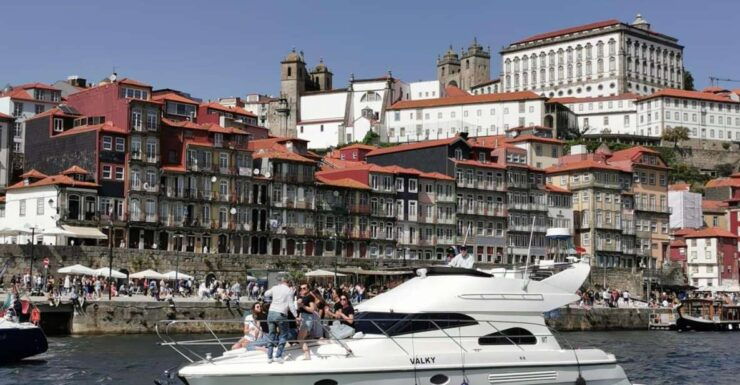 Porto: 6 Bridges and Douro Estuary Yacht Tour - Welcome Drink and Onboard Amenities
