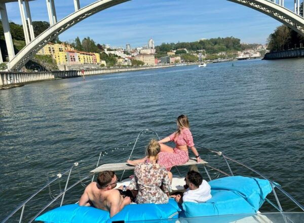Porto: Douro River Cruise / Welcome Drink/With Sunset Option - Board the Boat