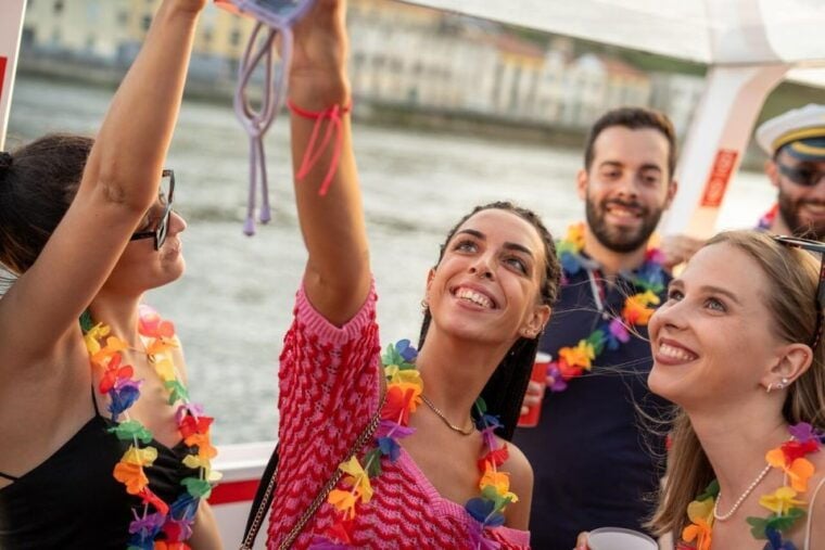 Porto: Douro River Party Boat with Sunset Option & 6 Bridges - FAQ