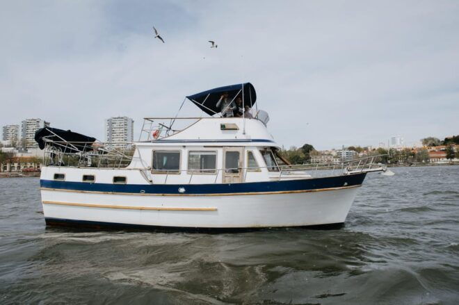 Porto: Exclusive Birthday Party at Innisfree Classic Boat 2h - Onboard Amenities