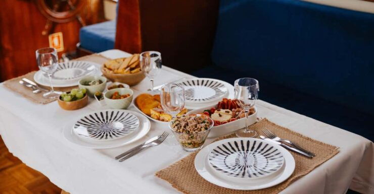 Porto: Exclusive Dinner on Board at Luxury Yacht Cruise 3H - Good To Know