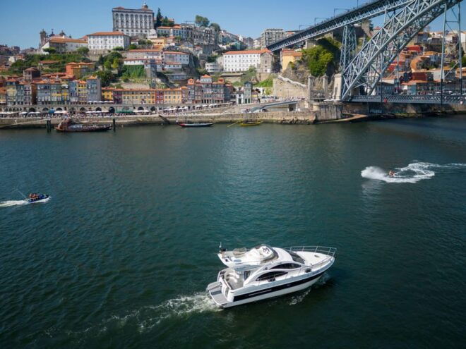 Porto: Exclusive Dinner on Board at Luxury Yacht Cruise 3H - Scenic Views and Highlights