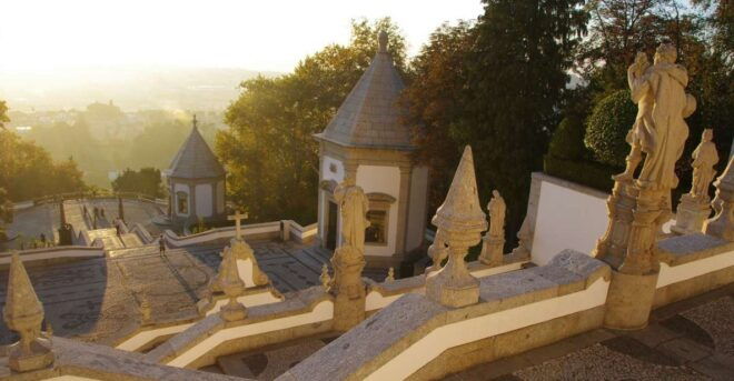 Porto: Guimarães & Braga Tour With Entry Tickets and Lunch - Exploring Guimarães Castle and Old Town