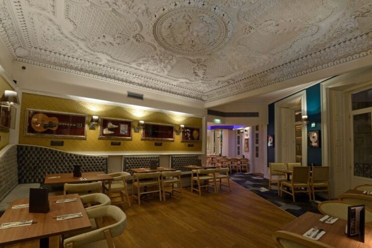 Porto: Hard Rock Cafe Skip-The-Line With Set Menu - Experience