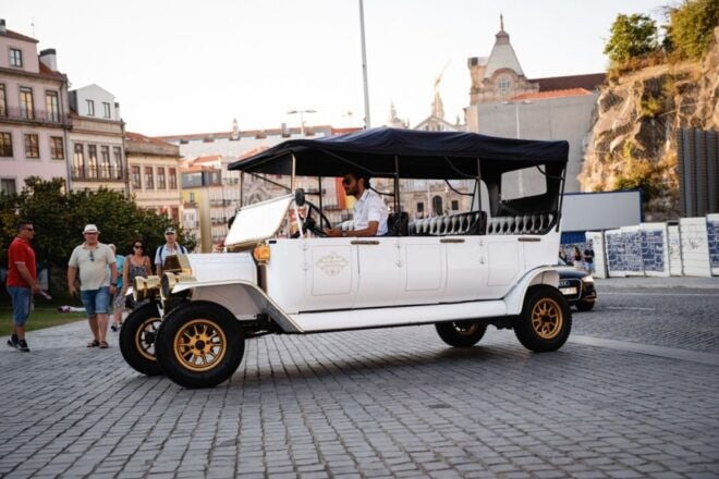Porto: Porto & Vila Nova De Gaia Private Tour by Vintage Car - Must-See Attractions in Porto and Gaia