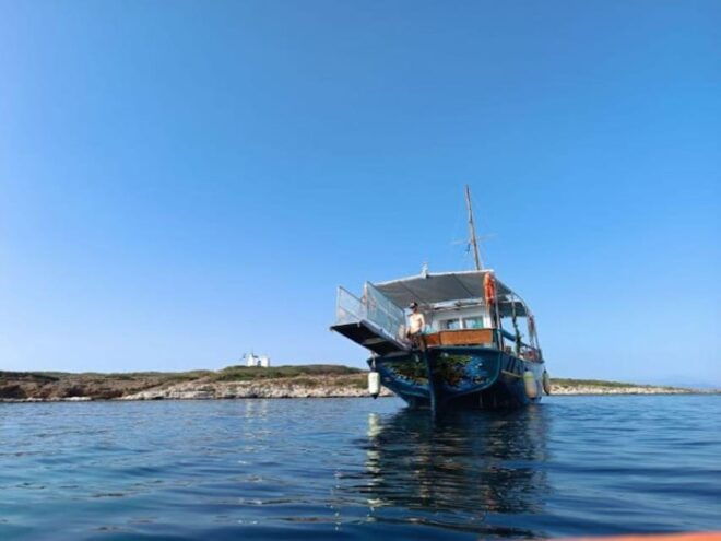 Porto Rafti: Hidden Gems Cruise With Mediterranean BBQ Lunch - Onboard Amenities
