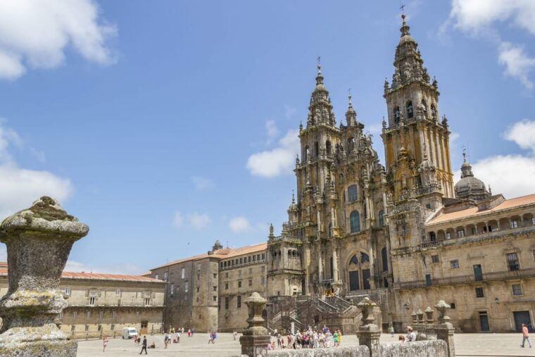 Porto: Santiago De Compostela and Valença Do Minho Day Tour - Discovering Valença Do Minho