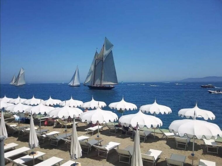 Porto Santo Stefano: La Caletta beach club - Cocktails under the umbrella - The Sum Up