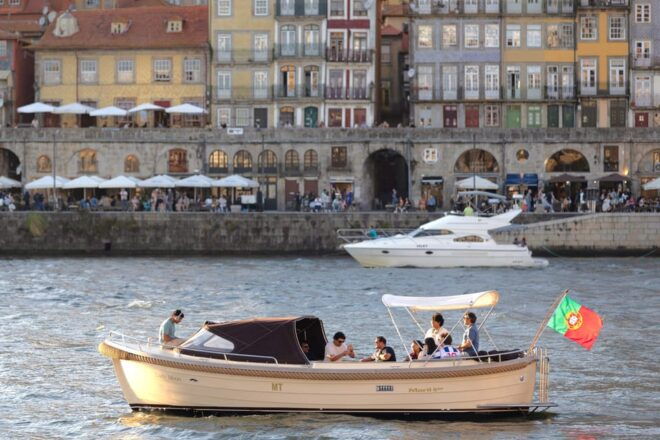 Porto: Six Bridges Douro River Cruise With Drinks - Onboard Experience