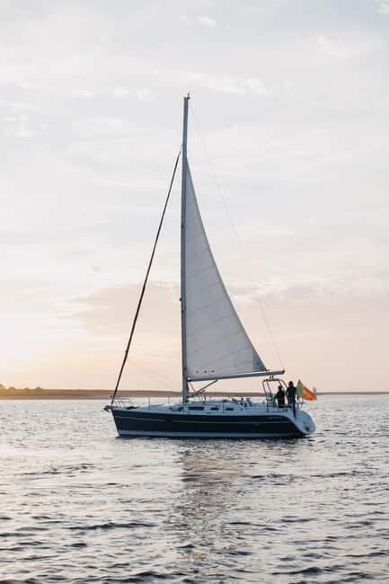 Porto: Sunset Cruise with Welcome Drink in a Sailboat - FAQs