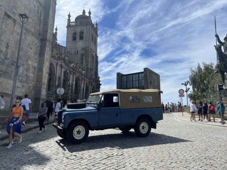 Porto: Tour in a Classic Land Rover - Languages and Group Size