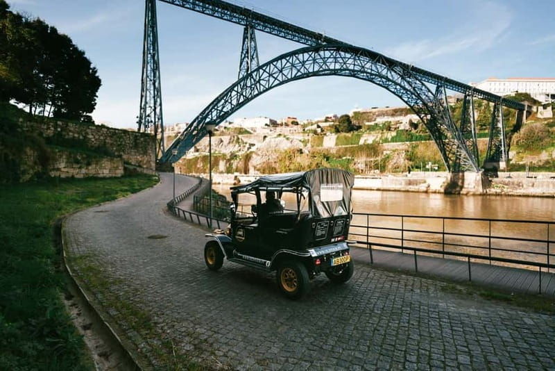 Porto: Wine Tastings (Green Wine) & Lunch & Porto Old Tour - The Traditional Lunch Experience