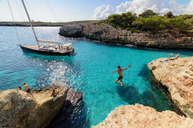 Portocolom: Half-Day Sailing Trip With Tapas and Drinks - Onboard Experience