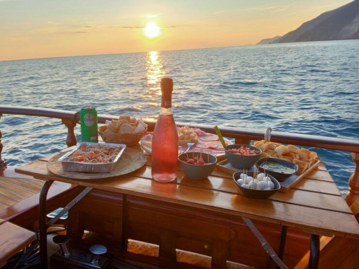 Portovenere: Sunset Cruise With Aperitif and Dinner - Inclusions and Highlights