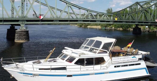 Potsdam: Yacht Cruise - Lakes of Berlin - Castles & Nature - Onboard Experience