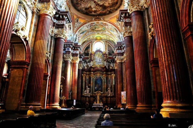 Poznan: Old Town Highlights Private Guided Walking Tour - Tour Duration and Languages