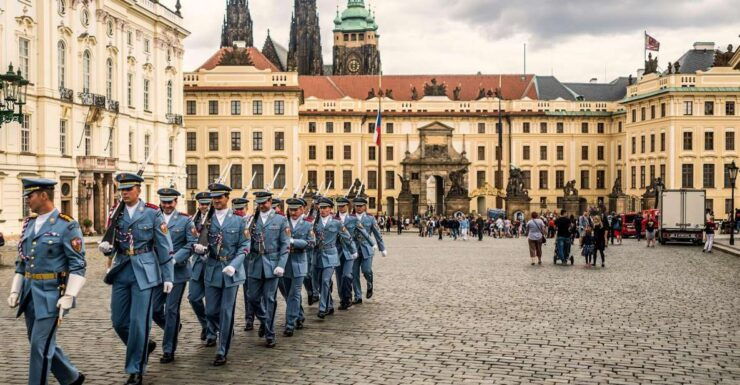 Prague: 1-Hour Castle Tour With Fast-GET Admission Ticket - Multilingual Live Tour Guide Experience