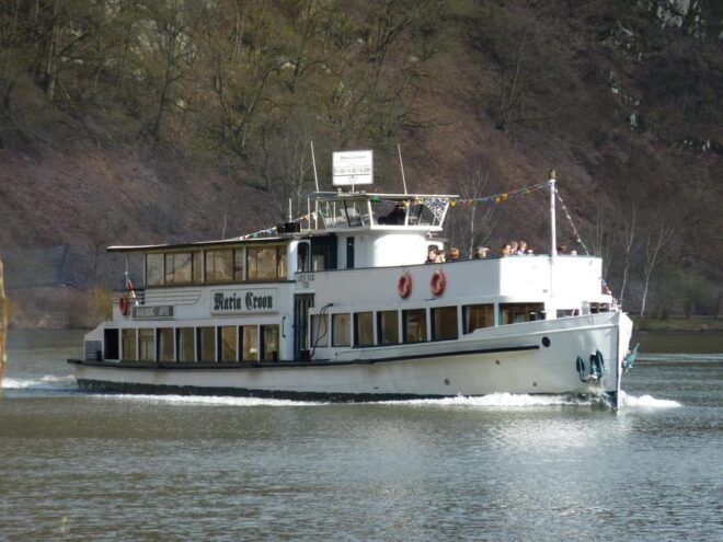 Prague: 2-Hour Historic Boat Cruise With Delicious Lunch - Lunch and Refreshments