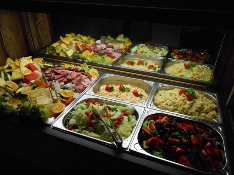 Prague At Dusk: 1-Hour Historic Boat Tour with Commentary - The Pros and Cons Based on Reviews