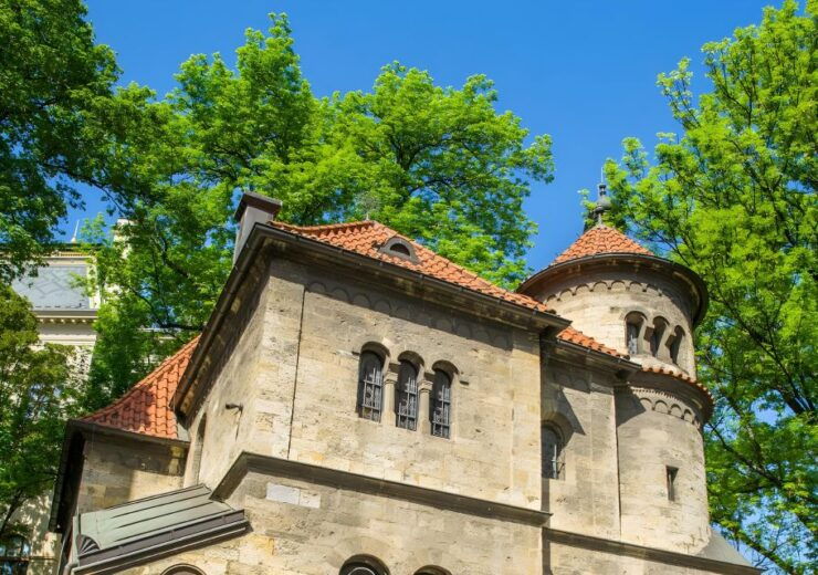 Prague: Guided Tour Inside the Jewish Cemetery & Synagogues - Tour Duration and Guide Information