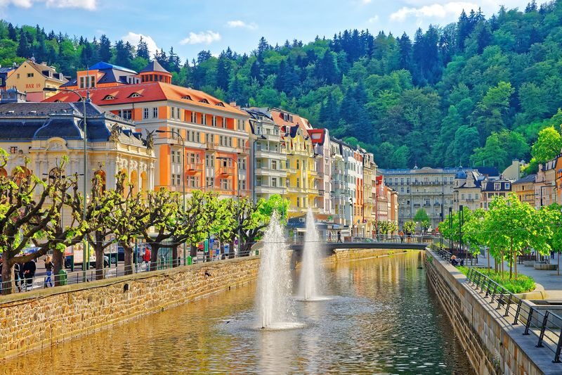 Prague Karlovy Vary Full-Day Small Group Guided Tour - Leaving Prague for Karlovy Vary