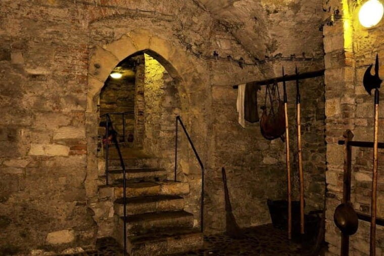 Prague Old Town, Underground and House of Alchemy Tour - What to Expect During the Tour