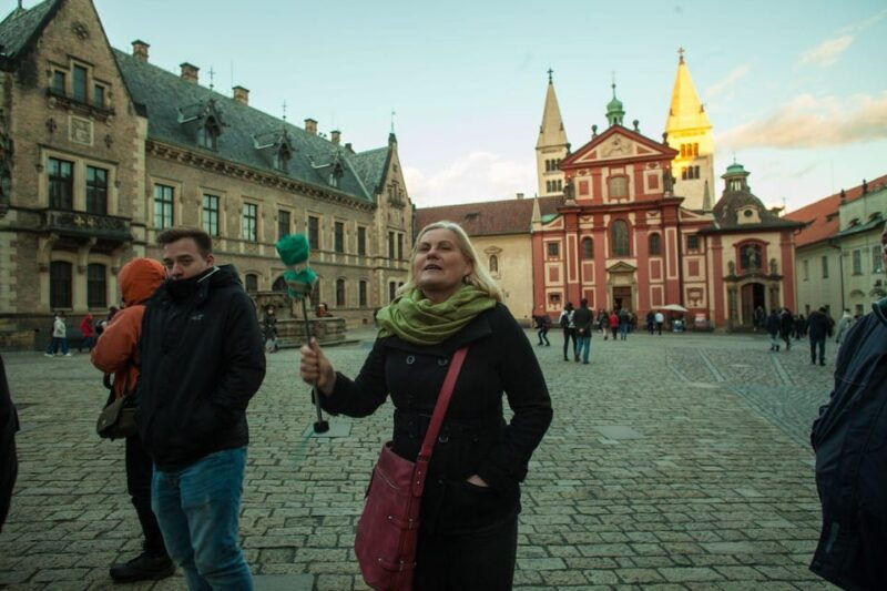 Prague: Prague Castle & Charles Bridge  guided tour in German - FAQ