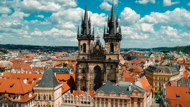 Prague: Top Sights and Historic Center Introduction Tour - What Makes the Guides Stand Out?