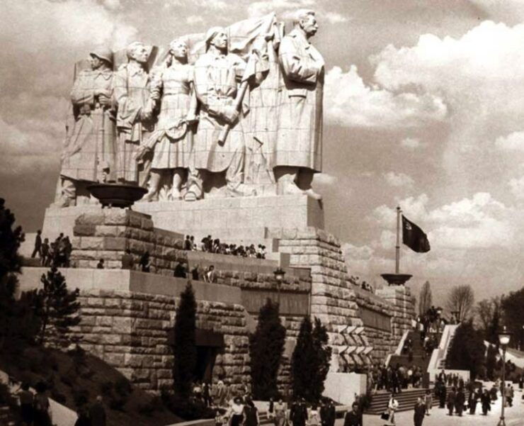 Prague Under Totalitarianism: 3-Hour Historical Tour - Immersive Historical Experience