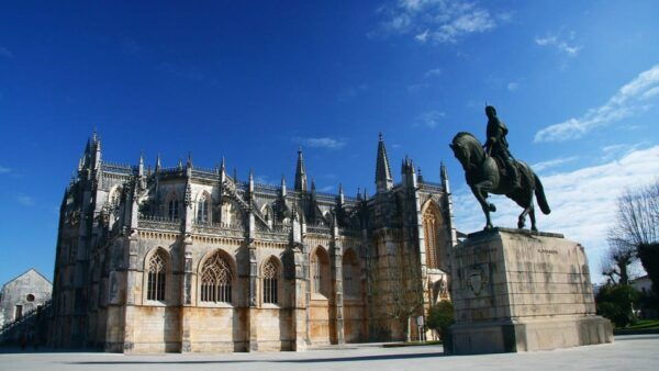 Private 1-Day Tour to Fátima, Batalha, Nazaré, and Óbidos - Óbidos: Medieval Charm