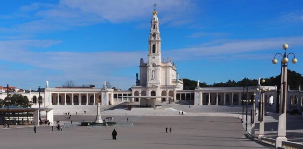 Private 1-Day Tour to Fátima, Batalha, Nazaré, and Óbidos - Suitability Considerations