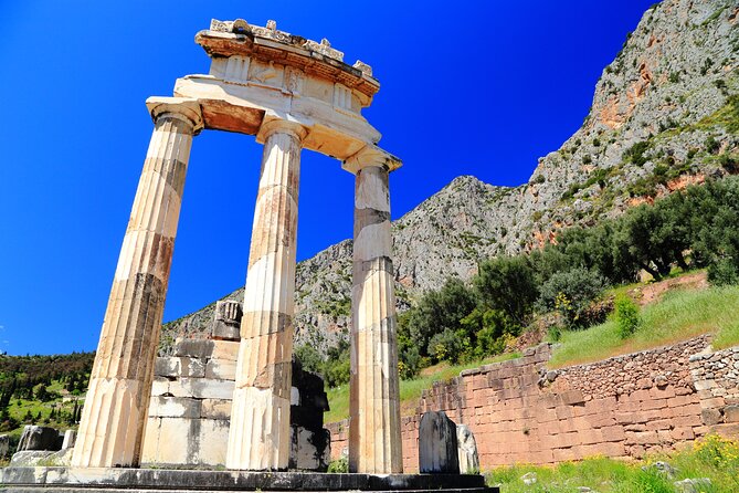 Private 2Days Trip to Delphi, Arachova Hosios Loukas & Thermopylae Tour - Day 1: Overnight Stay in Picturesque Arachova