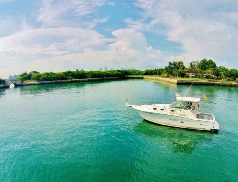 Private 34ft Yacht Charter to Lazarus Island - A Deep Dive into the Yacht Experience