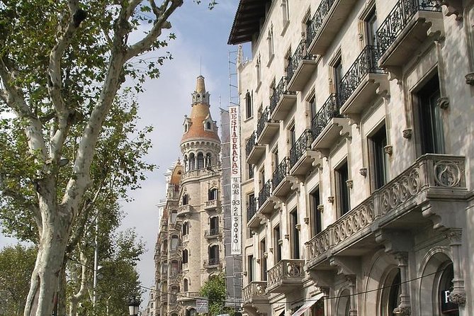 Private 4 Hs City Tour of Barcelona and La Roca Village 5 Hours With Pick up - Famous Attractions Covered