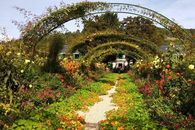 Private 5-Hour Round Transfer to Giverny, Claude Monet Museum From Paris - Pricing and Guarantee