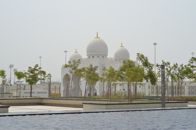Private Abu Dhabi 5 Wonders Tour With Emirates Palace Lunch - Expert Guide and Fascinating Tales