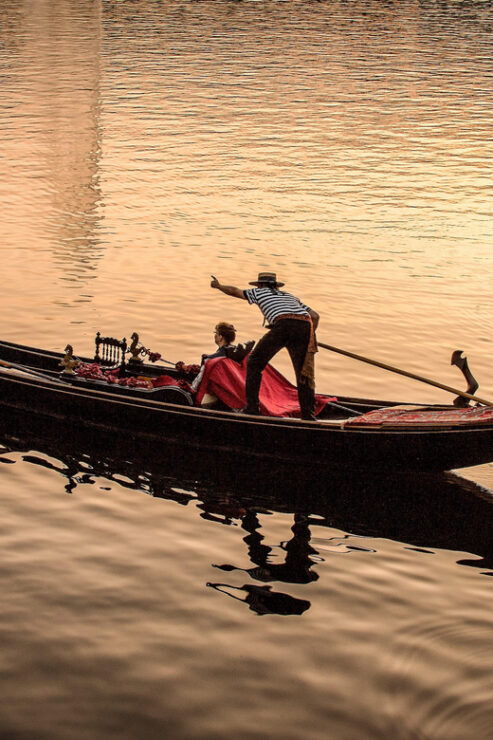 Private Alster Lake Romantic Tour in a Real Venetian Gondola - Key Points